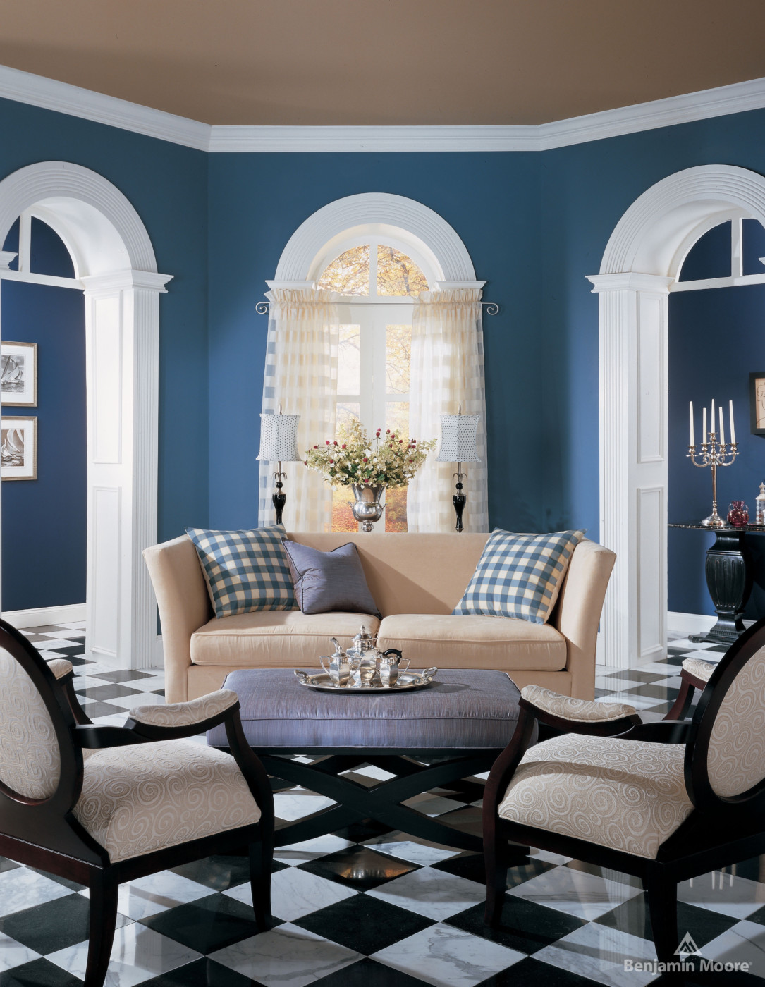 Bold-wall-white-trim-benjamin-moore-ring's-end