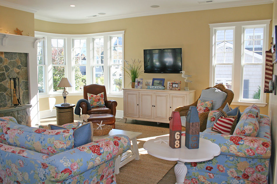 This multi-purpose living area welcomes family and friends into this seaside home. On the walls, POWELL BUFF HC-35 adds subtle warmth to the natural materials in the floor and fireplace; it also reflects light from the room’s generous windows.